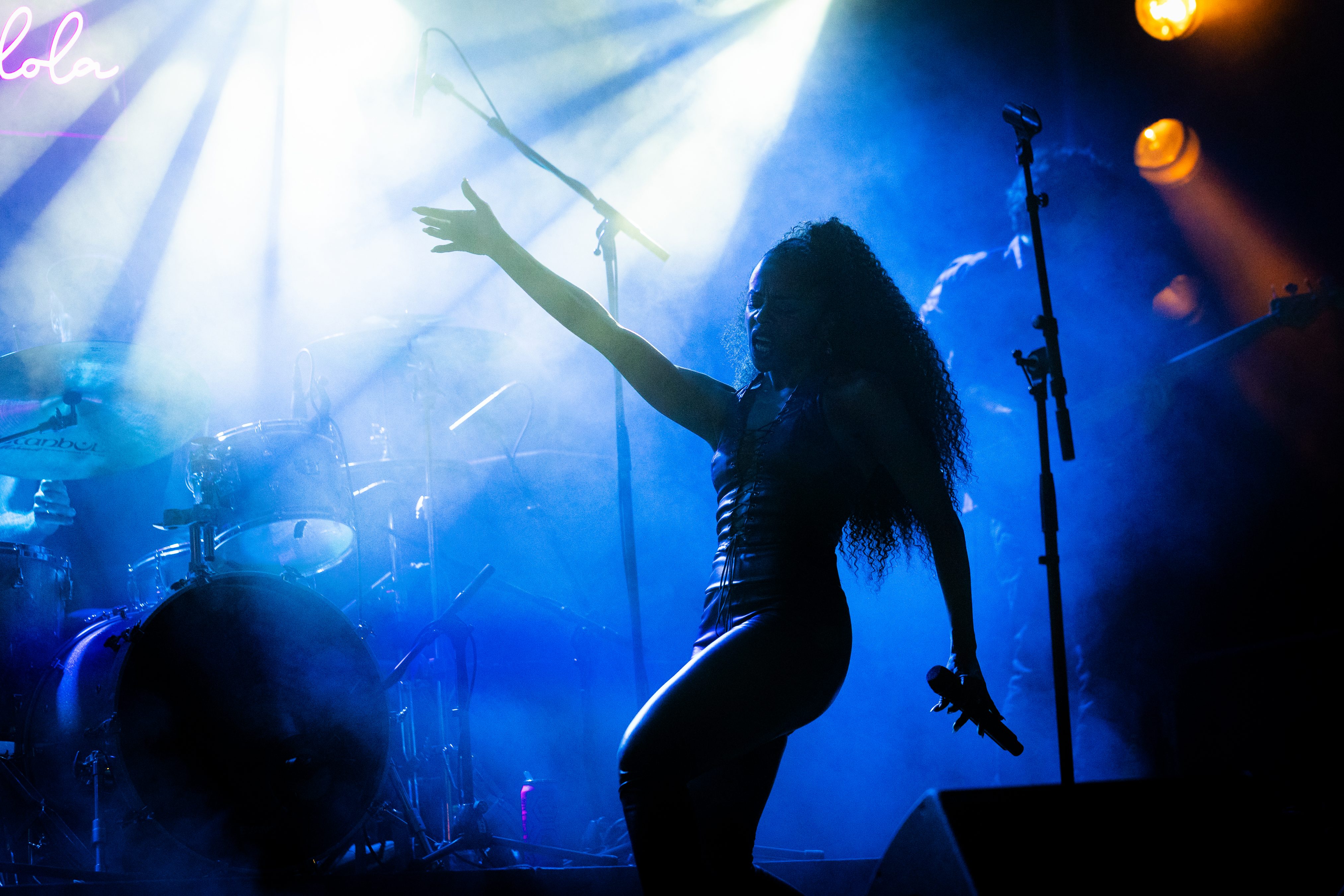 Diana Babalola und The Dirty Diamonds live